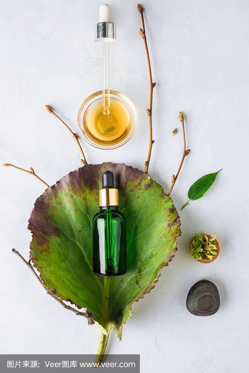 植物精华皮肤与草本提取物.带吸管的玻璃瓶